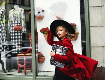 Manteau rouge robe noire