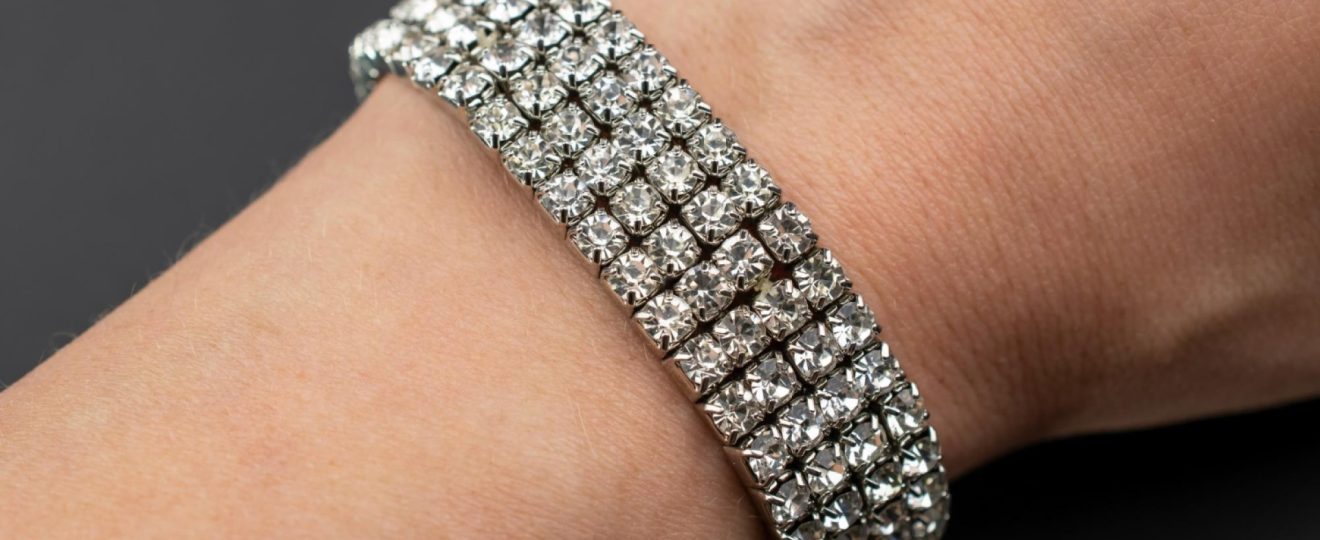 Découvrez comment assortir un bracelet en diamant avec d'autres bijoux