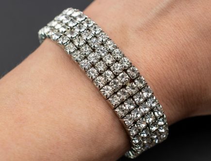 Découvrez comment assortir un bracelet en diamant avec d'autres bijoux