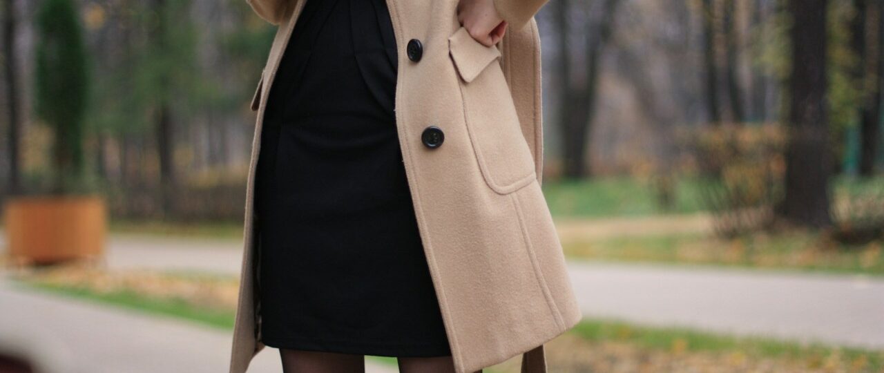 manteau chesterfield et petite robe noire