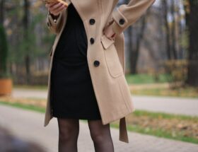 manteau chesterfield et petite robe noire