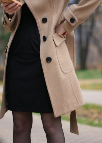 manteau chesterfield et petite robe noire